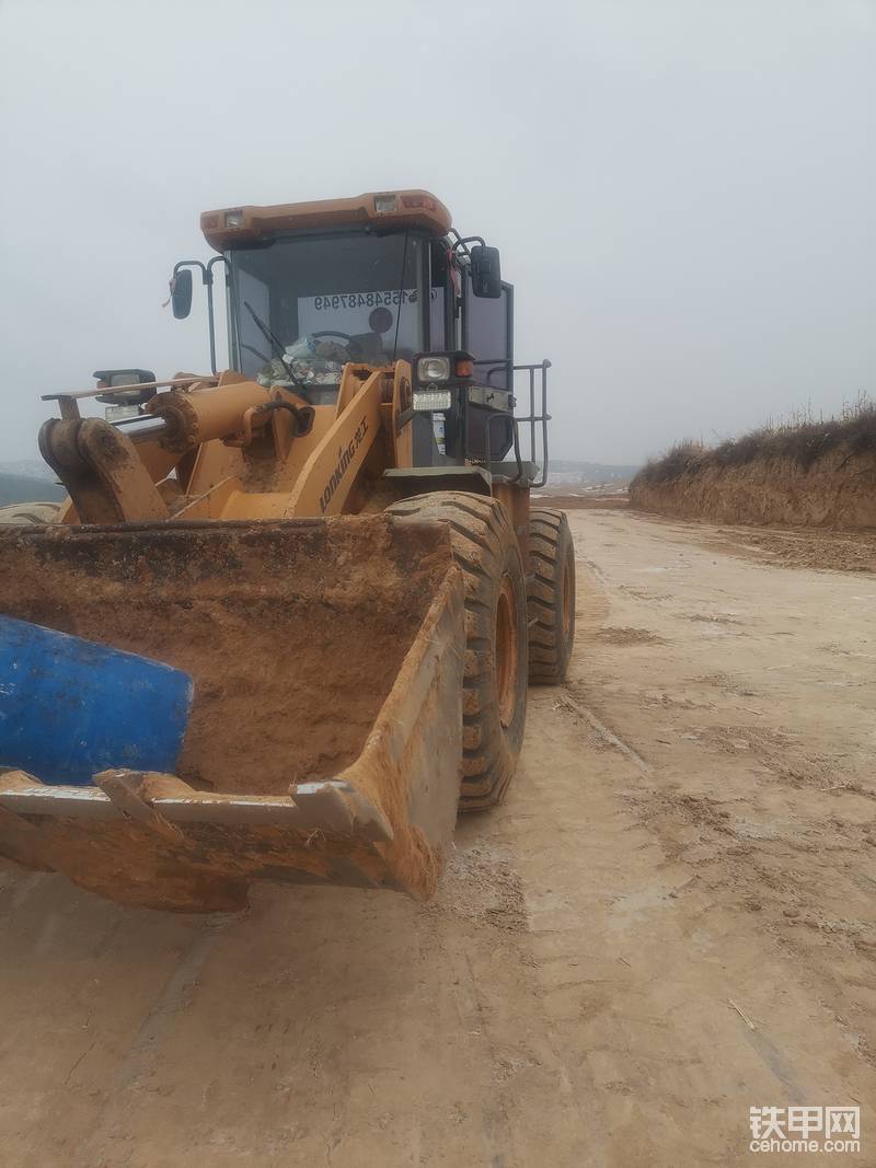 缺点就是驾驶室太矮，还没有车窗，开着累