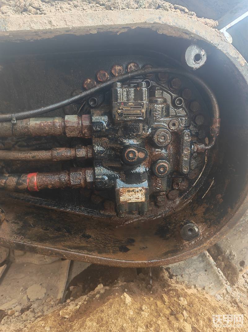 右边清理完，突发奇想搞点柴油喷上去会不会减少生锈程度😄