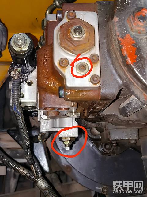 三一215挖机提升器这上面2个东西是调节