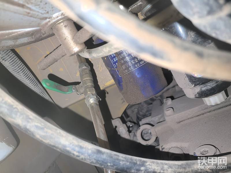 前面两套滤芯都是并联，增加的是过滤面积，减小进油阻力，延长换滤芯的时间，避免频繁换滤芯，前面两套滤芯出油口全部接在这一个滤芯里面，前面的滤芯是保护后面这个滤芯，前面过滤大部分杂质，后面这个就可以延长更换周期，这一个是美国派克2-5微米的过滤精度，壳用的国产壳，滤芯用的正宗派克滤芯，派克滤芯表面有涂层，阻止水分子通过，过滤精度比原车的还好，这一套下来，水份也去除掉了，杂质也过滤干净了，更换周期是1年，也可以根据实际情况使用2/3年，换一个费用是79块钱，关键是质量非常非常不错，后面就接原车滤芯上面，原车滤芯作为安全滤芯使用，基本上不换，8000小时内可以不用更换，只有原车上的那个滤芯才能叫原装滤芯，后面换的基本上都没有原车上的那个质量，