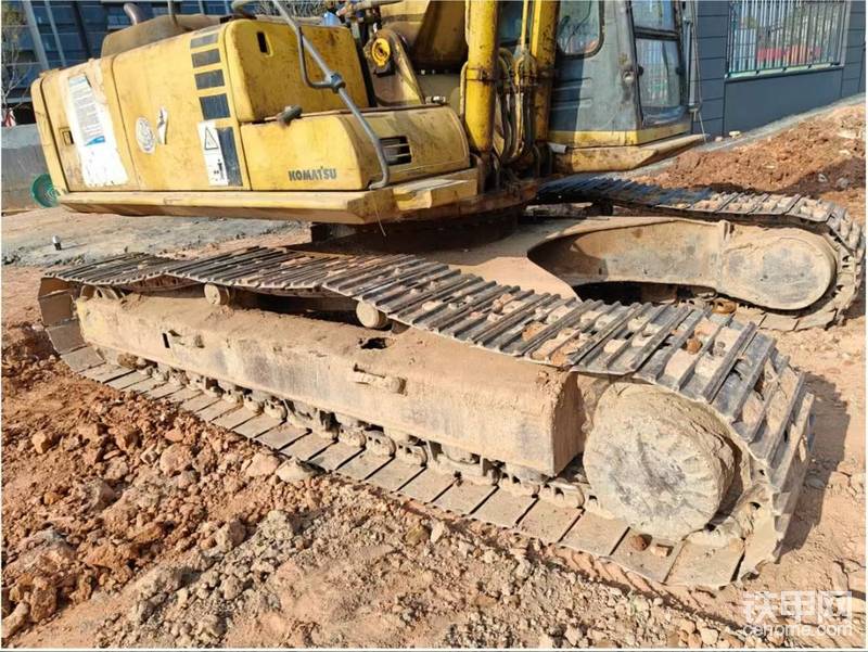 泥巴铲干净，乍一看焕然一新。