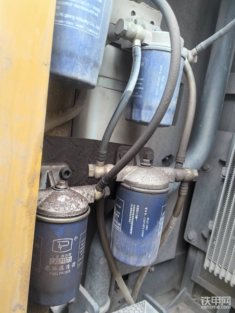 这个是20吨以上挖机的改装方案，第一道用4个国2发动机原装滤芯并连的方法，增加过滤面积减小过滤阻力的方法来实现过滤精度，