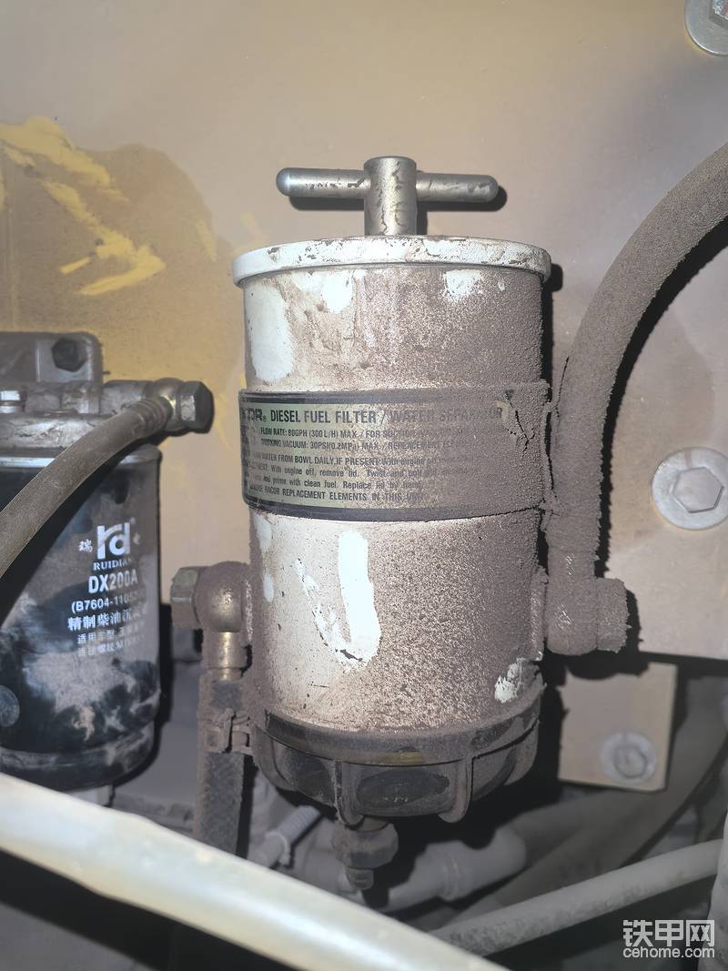 前面两套滤芯都是并联，增加的是过滤面积，减小进油阻力，延长换滤芯的时间，避免频繁换滤芯，前面两套滤芯出油口全部接在这一个滤芯里面，前面的滤芯是保护后面这个滤芯，前面过滤大部分杂质，后面这个就可以延长更换周期，这一个是美国派克2-5微米的过滤精度，壳用的国产壳，滤芯用的正宗派克滤芯，派克滤芯表面有涂层，阻止水分子通过，过滤精度比原车的还好，这一套下来，水份也去除掉了，杂质也过滤干净了，更换周期是1年，也可以根据实际情况使用2/3年，换一个费用是79块钱，关键是质量非常非常不错，后面就接原车滤芯上面，原车滤芯作为安全滤芯使用，基本上不换，8000小时内可以不用更换，只有原车上的那个滤芯才能叫原装滤芯，后面换的基本上都没有原车上的那个质量，