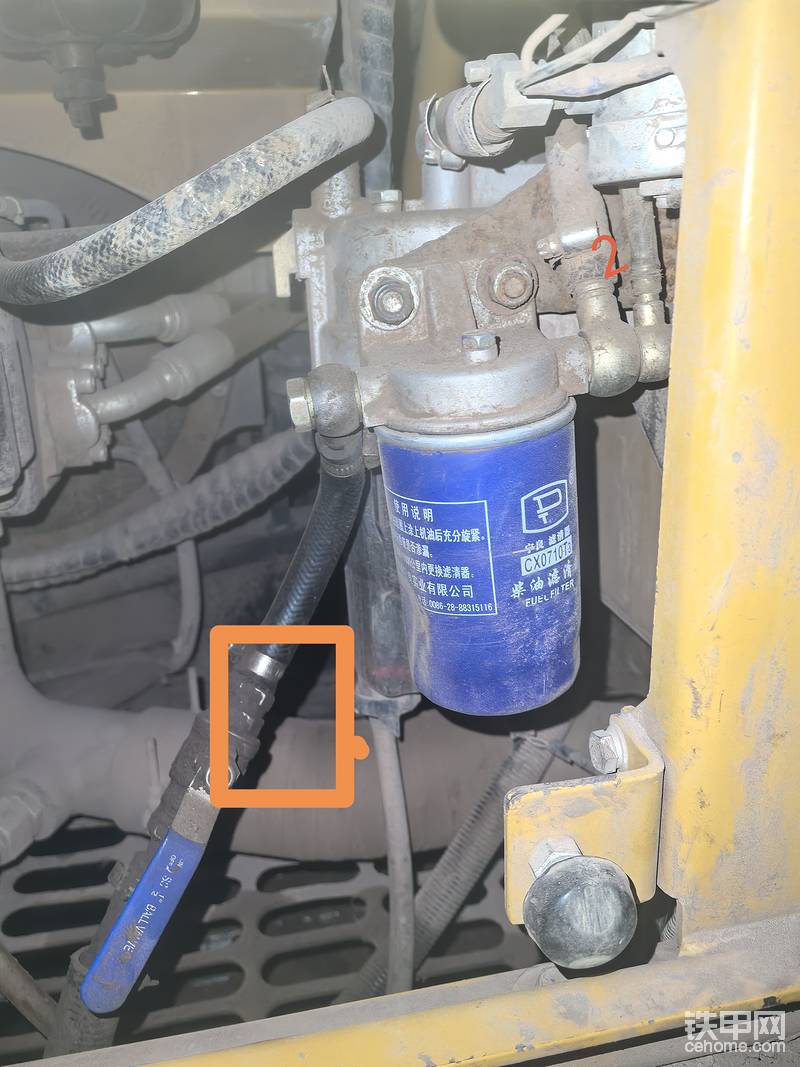 前面两套滤芯都是并联，增加的是过滤面积，减小进油阻力，延长换滤芯的时间，避免频繁换滤芯，前面两套滤芯出油口全部接在这一个滤芯里面，前面的滤芯是保护后面这个滤芯，前面过滤大部分杂质，后面这个就可以延长更换周期，这一个是美国派克2-5微米的过滤精度，壳用的国产壳，滤芯用的正宗派克滤芯，派克滤芯表面有涂层，阻止水分子通过，过滤精度比原车的还好，这一套下来，水份也去除掉了，杂质也过滤干净了，更换周期是1年，也可以根据实际情况使用2/3年，换一个费用是79块钱，关键是质量非常非常不错，后面就接原车滤芯上面，原车滤芯作为安全滤芯使用，基本上不换，8000小时内可以不用更换，只有原车上的那个滤芯才能叫原装滤芯，后面换的基本上都没有原车上的那个质量，