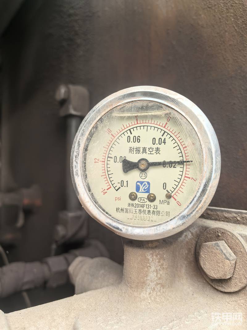 原车上可以接上真空表，可以随时观察滤芯堵塞情况，根据情况去更换第一道柴油滤芯，如果第一道更换后还不能把压力升上来，就可以考虑更换第二道更精密的滤芯，