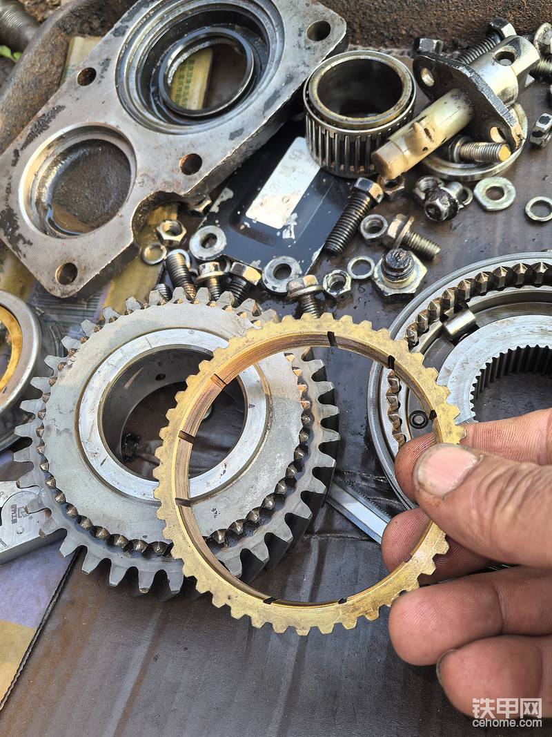 有这个同环才能叫同步器，同步器作用就是在挂档的时候能把两个齿轮速度降到一致，这样挂档两个齿才不能摩擦发响，这个叫同步器环，没有这个就不能叫有同步器，