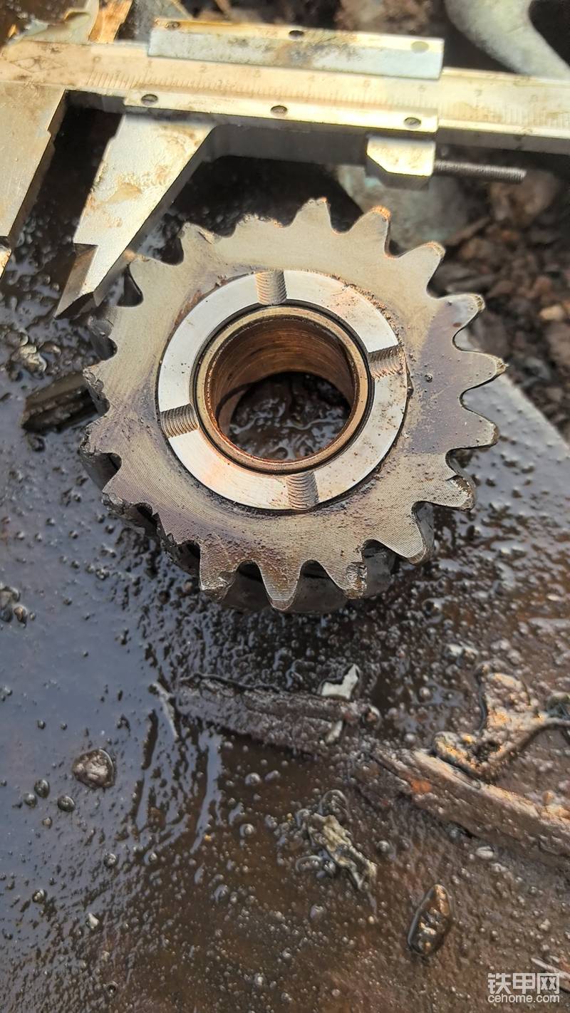 这个是变速箱倒档惰轮，倒档就是在中间多加了一个齿轮，改变传动方向达到倒退的目的，价格55一个