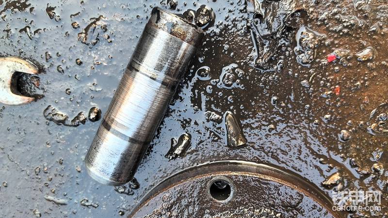 这个是倒档惰轮轴，有磨损，换掉，18一根