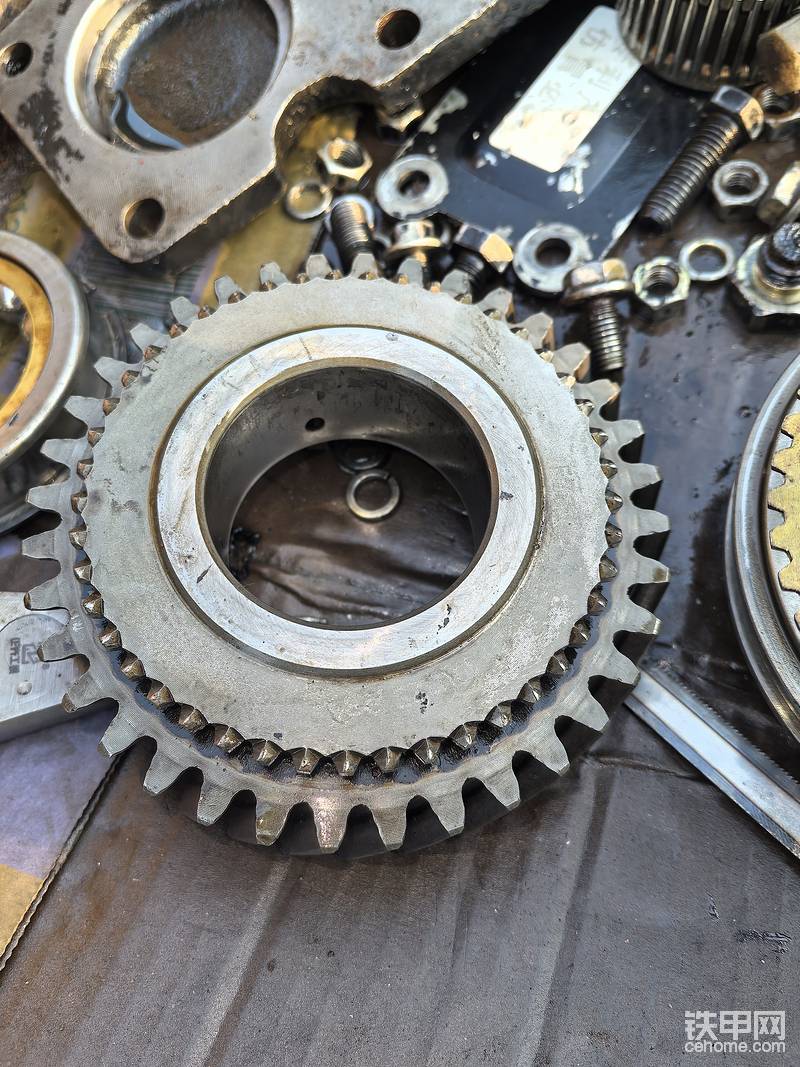 这个齿叫倒档齿，这款变速箱倒档是不带同步器的，