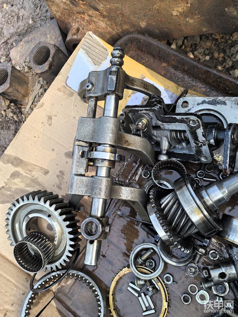 回家先把变速箱吊下来，全部拆散，清理干净，发现，副轴倒档齿，惰齿，惰齿轴，损坏，滑杆弹簧，其他还完好无损，这台变速箱也有很长时间没有保养，齿轮油也很黑，已经严重变质了，我们后面变速箱也不用齿轮油，用其他的变速箱油来替代