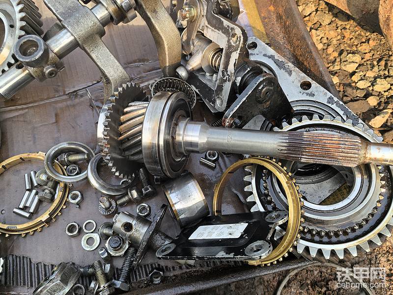 这个是变速箱一轴，也可以叫变速箱输入轴，副轴上的齿多，一轴齿就会少，型号和副轴有关系