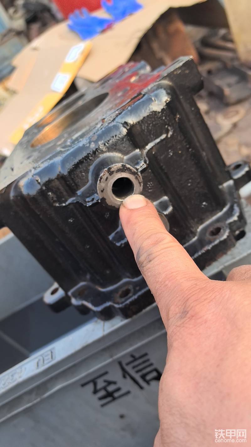 这个是滑杆锁止弹簧，里面有钢珠和弹簧，挂到档位上，把档位锁死的目的，