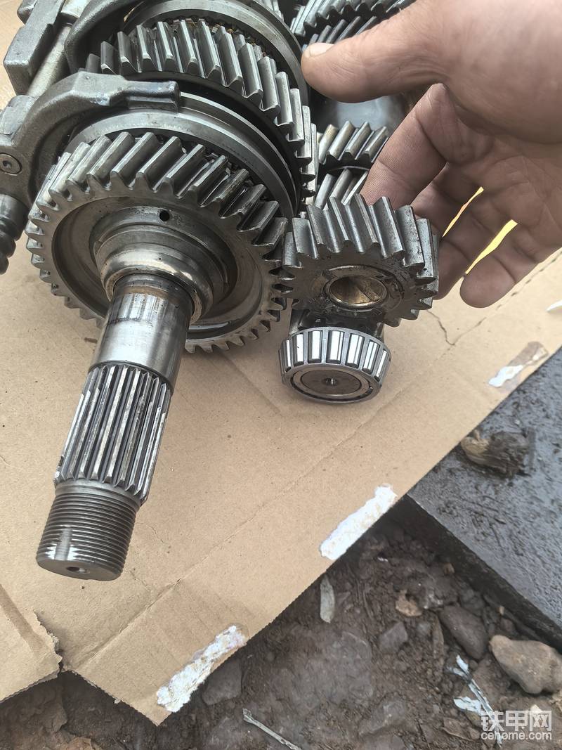 倒档惰轮的位置就在这个位置，和一档比就多了一个这个齿轮，改变了齿轮运转的方向，