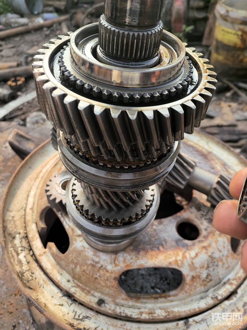 这根轴叫二轴，和一轴串连在用，所有的档位都在这根轴上，