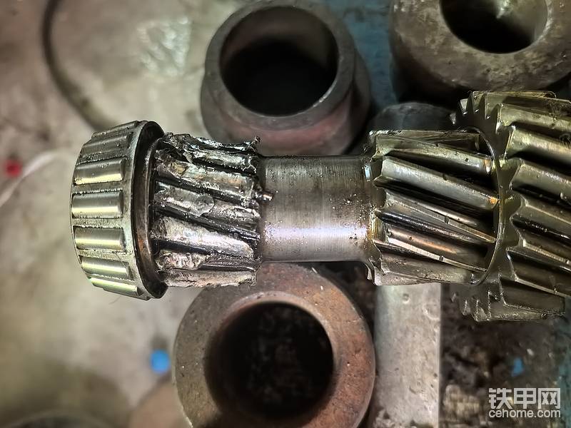 损坏的齿轮就是倒档齿轮，这个轴承型号和另外一头轴承型号是不一样的，我这次就上了这个当，这次才明白过来