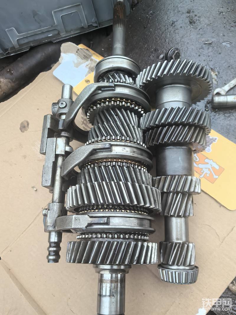 每个齿轮，拨叉架，装变速箱里面基本上就是这个样子的，这种变速箱要把副轴，一轴，二轴，拨叉架一次性装进去，不让是装不了这款变速箱的，