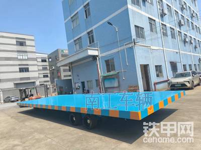40吨4米宽重型平板拖车 牵引全挂车南工车辆长期非标订制，重型平板拖车常用于冶金、模具、机械等重型产品的中转运输，一般采用压配式实心胎.载重大，免维护。本款拖车加长加宽用于船舶维修。