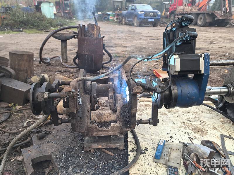 用自动补焊机，一层一层的焊到60以下，这一步都把我整了近2天时间，孔太大了，焊了一层还得镗一下，在补焊，在镗，心中万马奔腾，