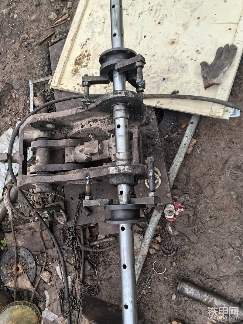 我用的是套子定位法，两边孔用差不多的套子，内孔是50的就可以，量好尺寸，把镗杆架点一下，三个位置点好就可以焊牢，取下套子，装上减速机