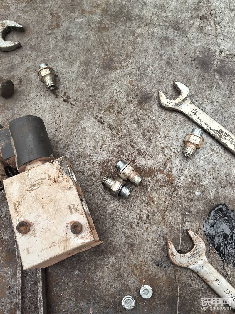 找了半天快换电磁阀结果安装在驾驶室下面，在这里只能说安装方法非常好，对我来说有隐患，我使用这么多年来说，快换电磁阀很容易被快换油缸里面的密封圈损坏，杂质卡住电磁阀，以前我们经常遇到过，如果清理清来，拆驾驶室护板非常不方便，现在我就改到分配阀上，以后有问题清理起来也方便多了