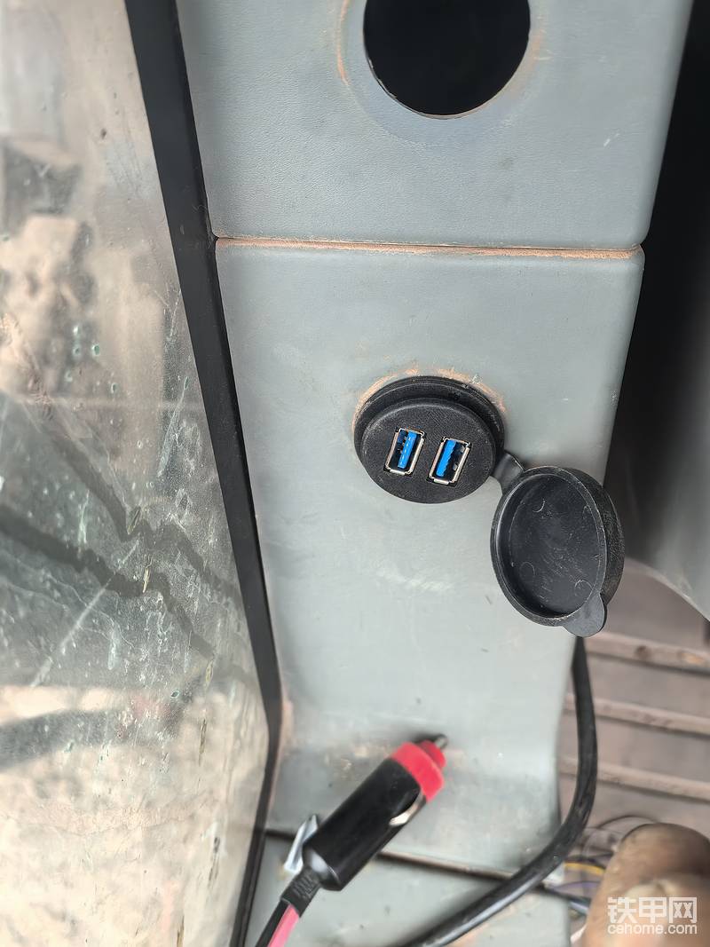 我们的挖机怎么能少得了手机快充插头，我觉得挖机上手机快充必须是标配，还必须是快充，这个是网上买的USB接口，只是一个接口，点烟器下面有一个盖，拆开大小刚刚合适，安排上，