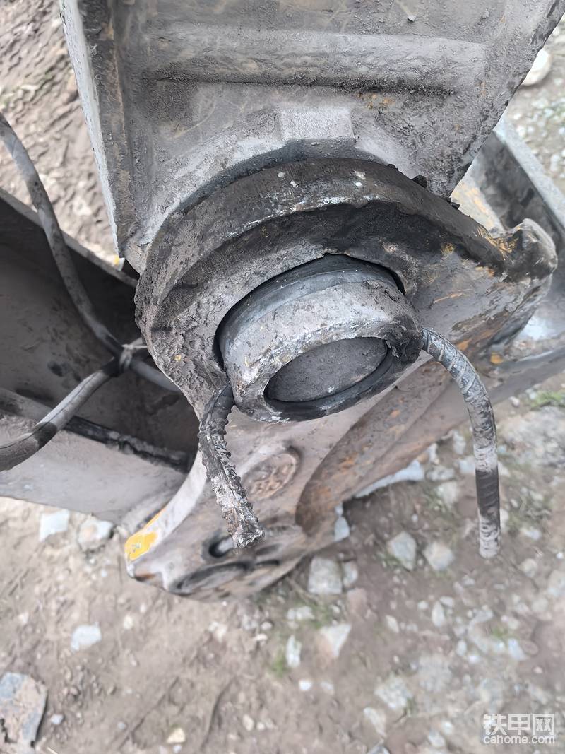 我做虎口，中间留1/3镗大一点，不让挖斗销受力，销就不会断掉