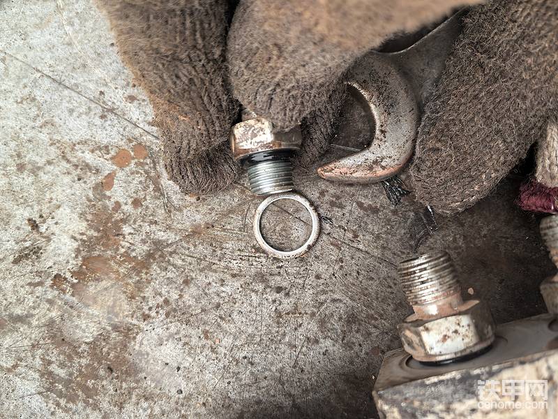 快换电磁阀用的接头，这个铁圈是不应该装的，装上很容易漏油，这个是上过懂当得出来的教训