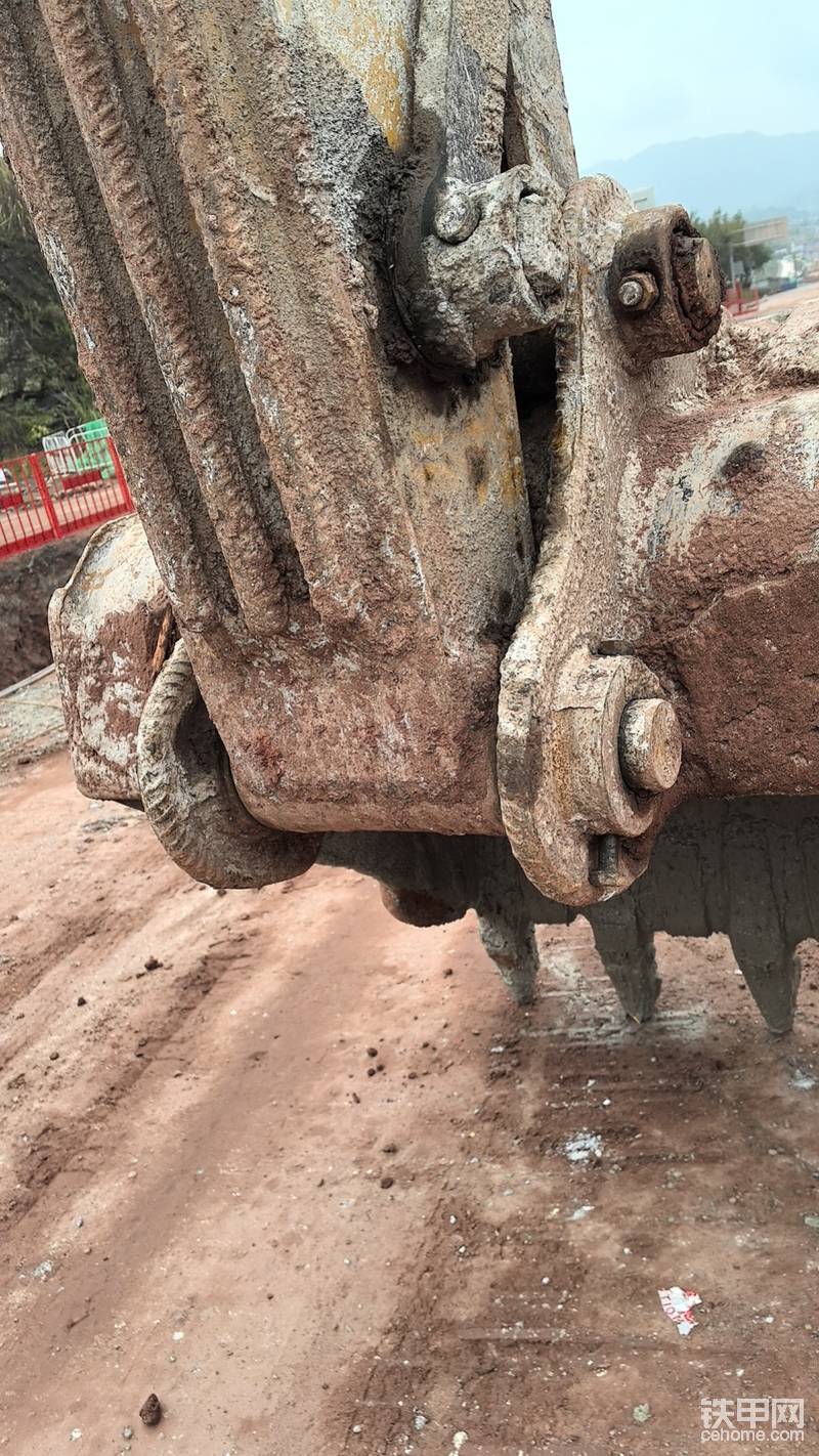 他说刚刚装的破碎锤管路，意思就是土方车，果然没有快换，结果被我看见有快换管路，有管路就肯定装过快换，装过快换肯定打过破碎，直接不考虑，主要是底盘件不咋样，也没有细看，说还有一台三一，外观比这台破点，我说无所谓的，结果就去看下一台，中途就联系成都那边的精品车，到了下一台三一，我看外观很漂亮，明显做过油漆，里面仔细一看，驾驶室后面，低板上油泥至少有10公分厚，其他都清理干净了的，我指出后，头也不回直接杀到成都，