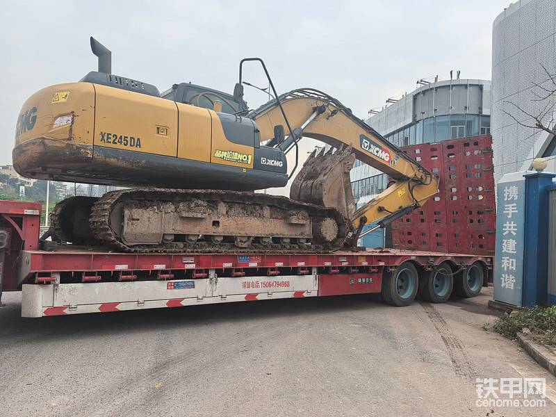 这个工地上的挖机，只有一个班组的是他自己的挖机，只有两台，其他班组的挖机全是我的，昨天工地上还说，里面的挖机全是我的，