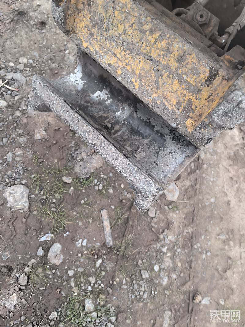 我做虎口，中间留1/3镗大一点，不让挖斗销受力，销就不会断掉