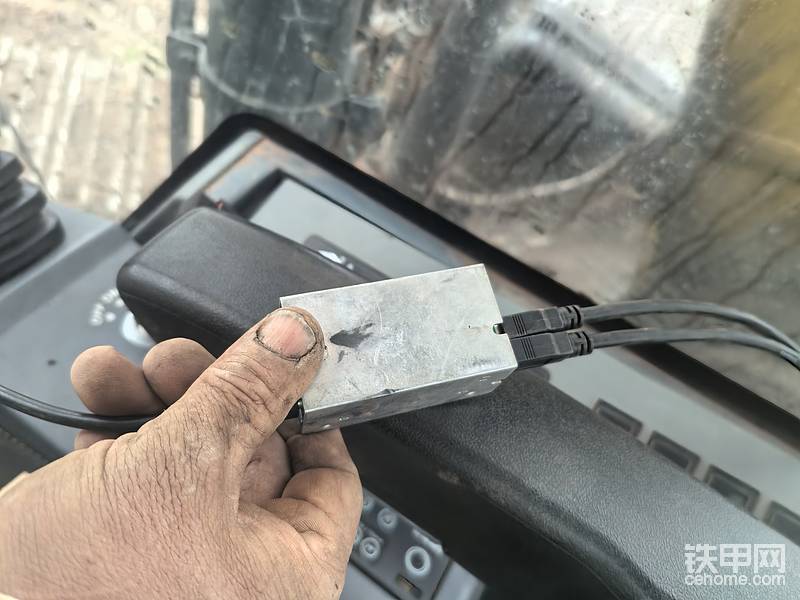 开关也必须给他安排上，我接的开关也带指示灯，取的点烟器上的电，熄火也可以用，我们打零工的挖机，耍的时间比较多，所以手机吊电也快，现在在也不怕手机没有电了