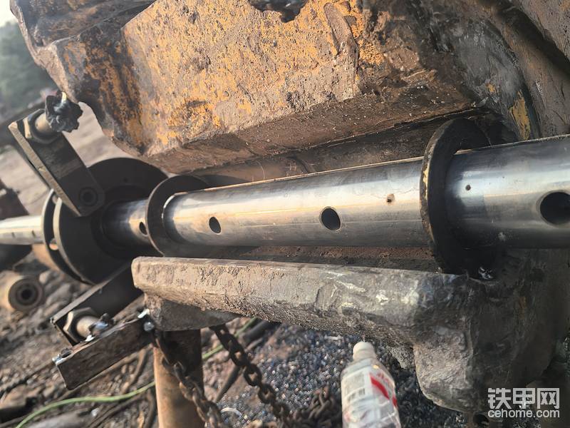 我做虎口，中间留1/3镗大一点，不让挖斗销受力，销就不会断掉