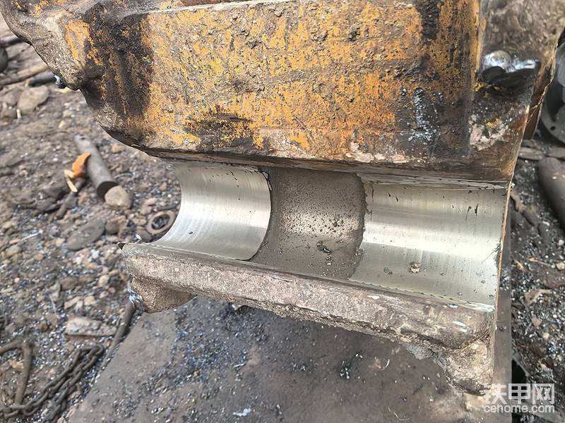 我做虎口，中间留1/3镗大一点，不让挖斗销受力，销就不会断掉