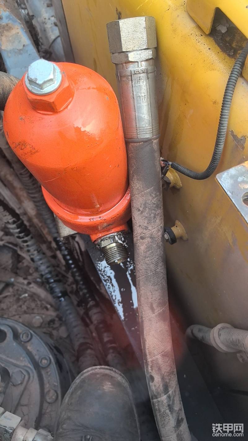 我们拿来打破碎，破碎锤回油滤芯也必须安排上，这个是防止破碎锤拉缸，铁削进入液压系统的安全保护系统