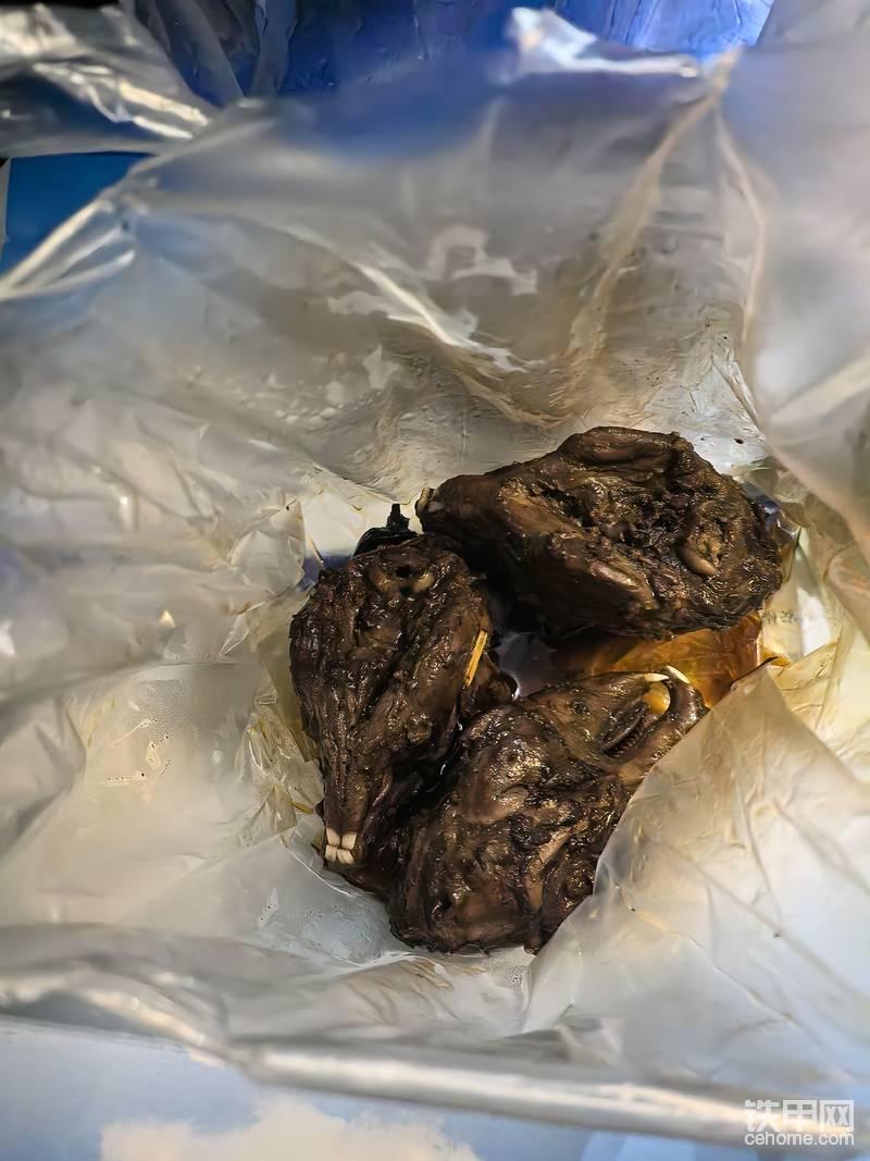 这个工地上的挖机，只有一个班组的是他自己的挖机，只有两台，其他班组的挖机全是我的，昨天工地上还说，里面的挖机全是我的，