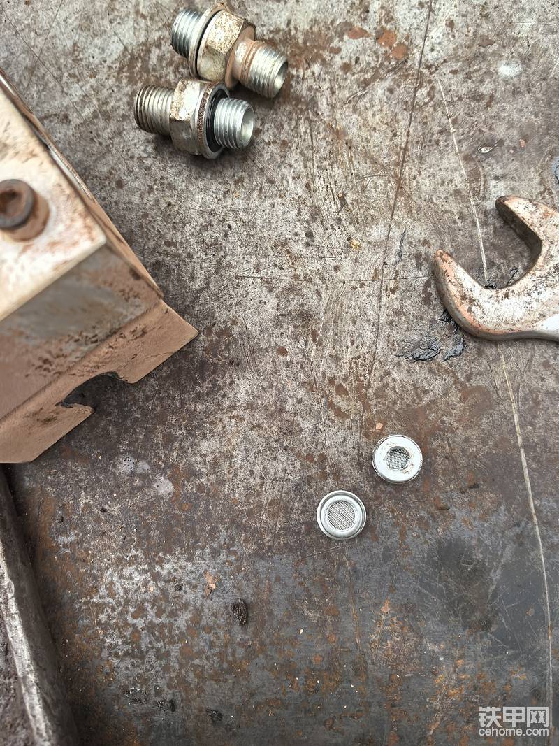 上面我说，快换油缸里面的密封圈很容易坏，坏了就容易卡住电磁阀，这个我也有办法解决，就是在电磁阀AB口里面加滤片，油缸的回油如果有杂质就进不了电磁阀里面，电磁阀就不会发卡，我一个电磁阀加三个滤片，p口也加，T口就不用加了