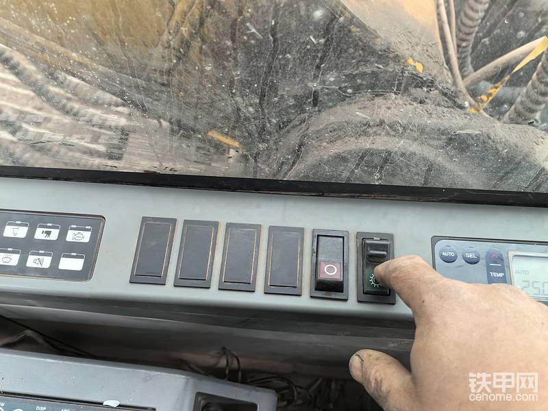 这个改的是快换开关，带锁的，不会被误碰，要拨动一下上面的按钮才能打开，所以非常安全，也是接了带指示灯的船型开关，以前的快换开关是接了一个家用的明线按板开关，轻轻一碰就打开了，驾驶员也遇到了，也在给我反应，说这种是非常非常危险的，误碰后不知道，做着做着挖斗就会掉，可想一下，上一个老板有多么的不注重安全，