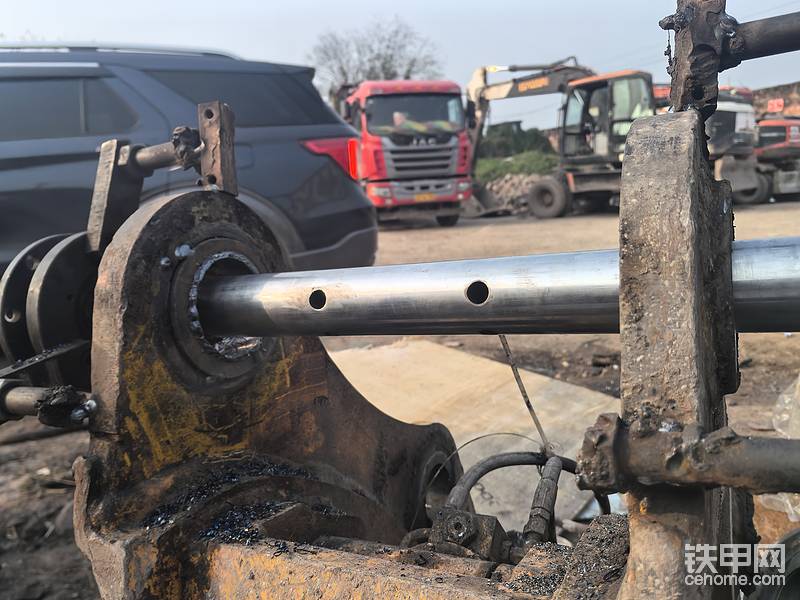 我做虎口，中间留1/3镗大一点，不让挖斗销受力，销就不会断掉