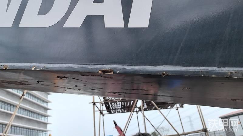 大臂腻子很厚，边缘铁板不整齐，一看大臂都伤得不轻，