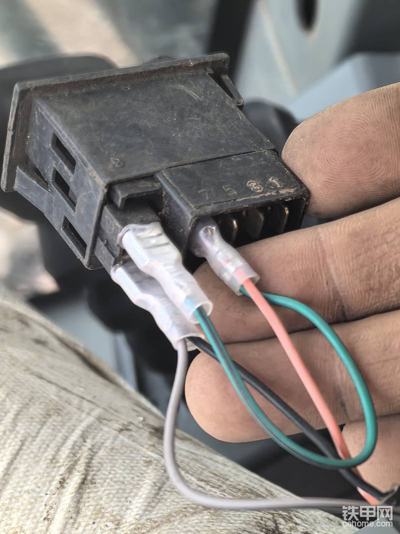 开关也必须给他安排上，我接的开关也带指示灯，取的点烟器上的电，熄火也可以用，我们打零工的挖机，耍的时间比较多，所以手机吊电也快，现在在也不怕手机没有电了