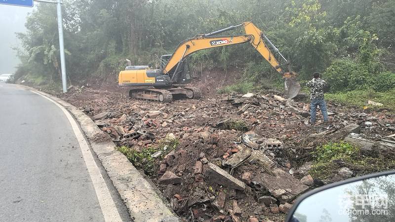 今天发现一用力，液压泵有声音，这个我也知道什么原因，这个是徐工致命的设计缺陷，国产的技术还是和进口合资有很大的区别，用在好的材料，工艺上跟不上，影响整个品质