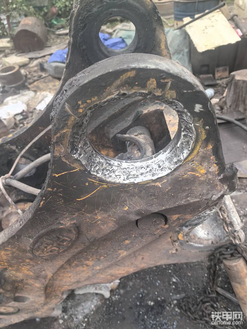 我做虎口，中间留1/3镗大一点，不让挖斗销受力，销就不会断掉