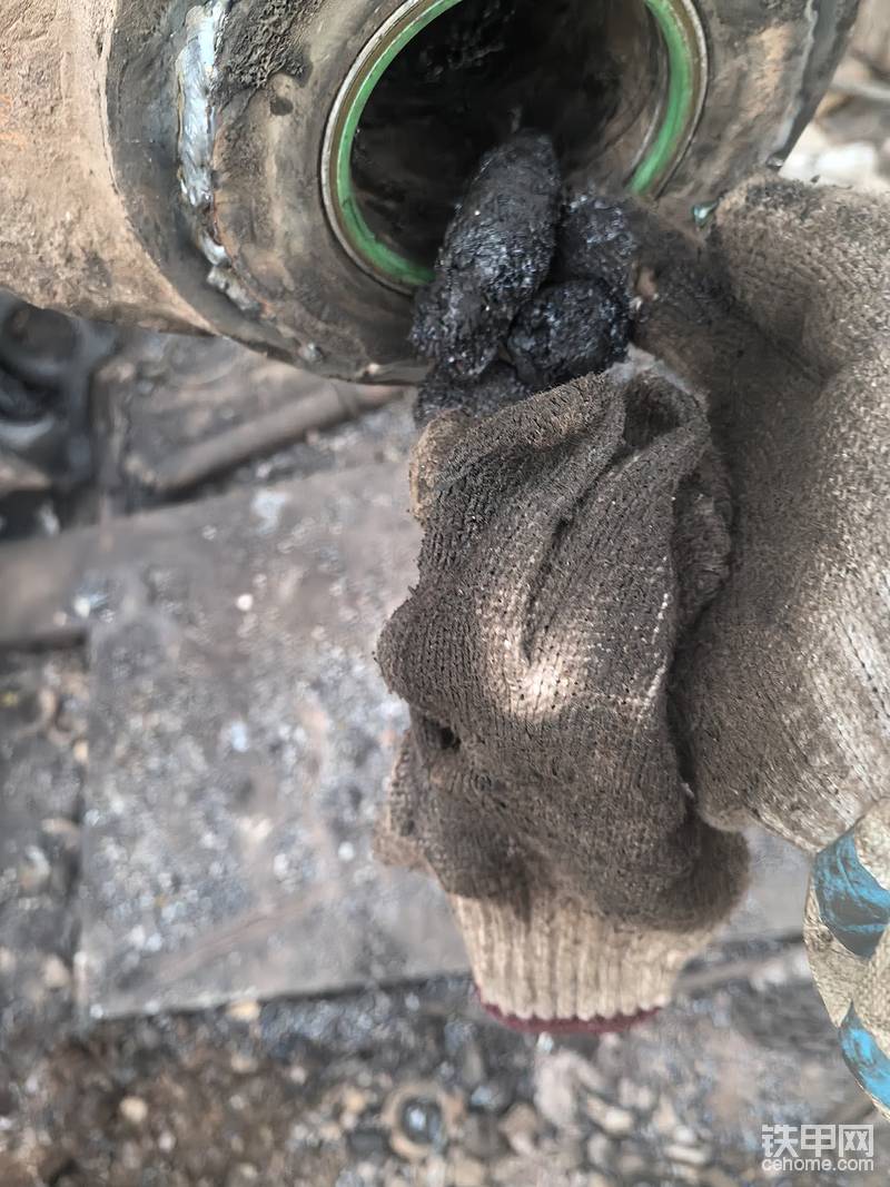 马拉头油封也必须安装到位，这个是保证挖机寿命的重要零件，