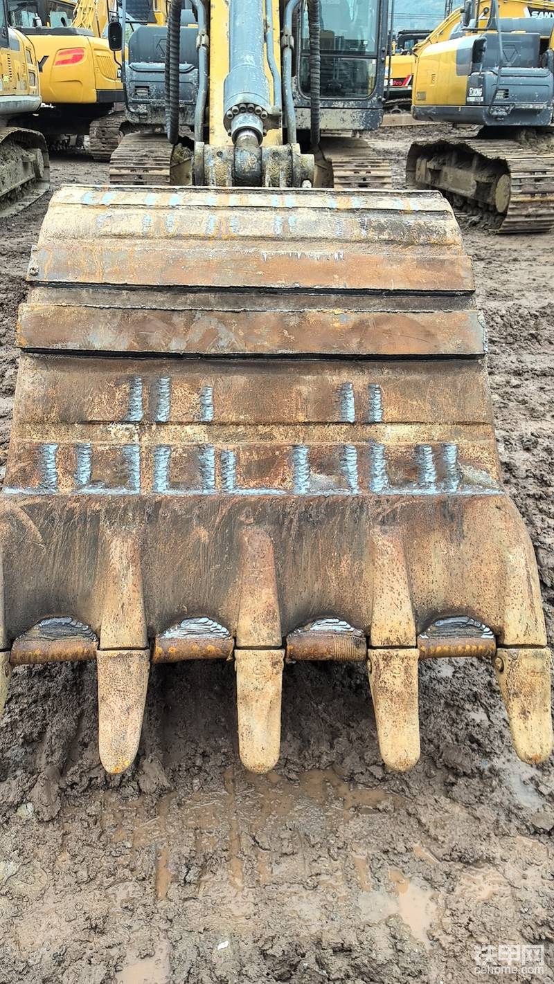 这台，底盘这些还不错，很漂亮，就是这个挖斗，怎么看都不像1500小时的挖机，这个挖机我预计是3000/4000小时的挖机，挖斗肯定被调换过，没有快换，谈了相差7000块钱没有谈拢，我也不想谈了，如果挖斗真实一点，也不差这7000块钱，给人的感觉有点不舒服，又在市场上转了一下，要么臂油漆颜色有偏差，这个懂的就知道臂焊过，调表严重，也看过网红直播车，现场看过，只能说越是网红越不靠谱，没有心思在看，来回500公里，就当旅游一下，