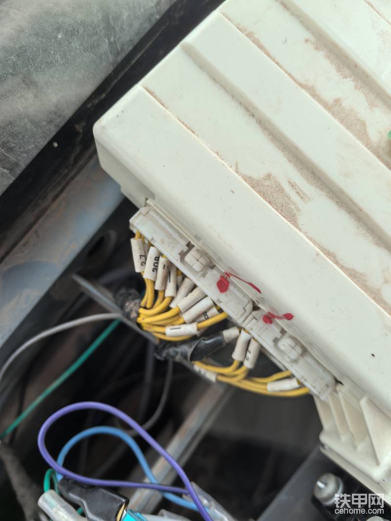 快换的电源我在空调控制上接的电，这个电钥匙打开才会有电，因为很多驾驶员也许给你打开快换就不给你按回去，这样快换电磁阀很容易烧掉，如果晚上就很容易给你把电池的电全部放完，所以快换电必须要能断开