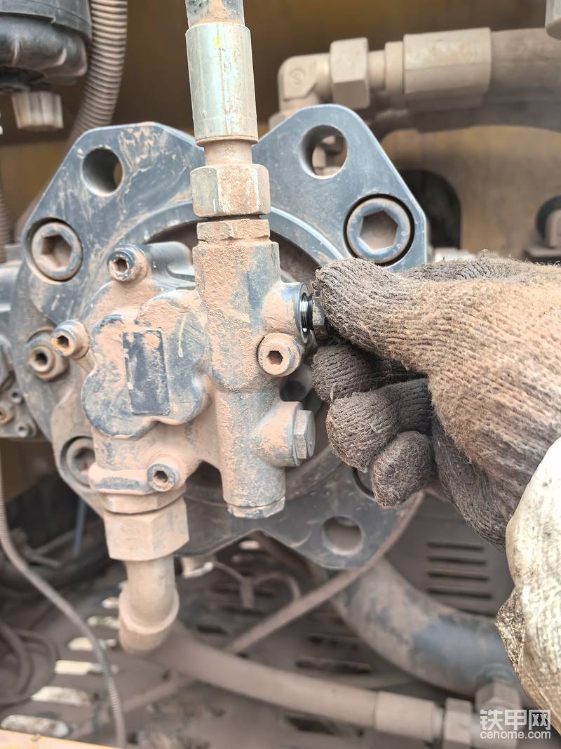 油污过滤器取油口直接在先导泵上接油，