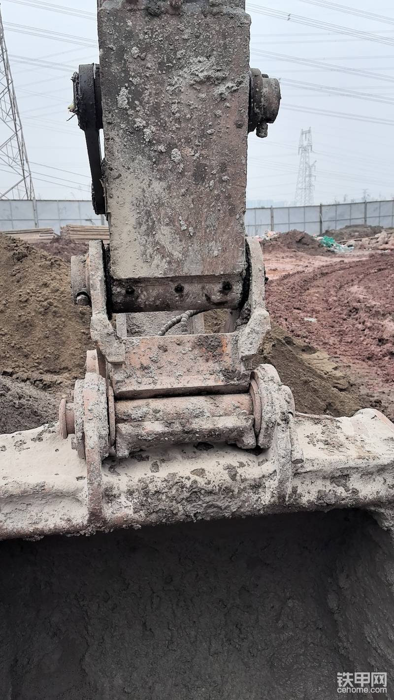 马拉头也换过，还有很多换过的，只有广康这个发动机啥毛病都没有，干干净净的，只能说，这个年龄，小时数，车况相差太大，买车不能看小时数，有些不起眼的细节才是最关键的证据，