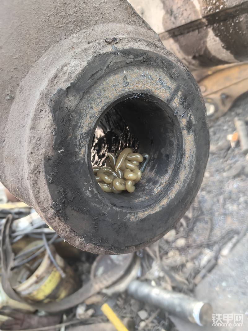 工字架黄油眼也堵死了，只能两种可能，要么长期没有打黄油，要么用了便宜有粉的黄油，黄油不能贪便宜，有些老板，打牌，漂昌都有钱，让他用正宗的油都没有钱了，我只能用高压黄油机，气压都调到12公斤才把黄油眼打通了，心里一直都是万马奔腾，有些老板搞挖机赚不到钱是有原因的