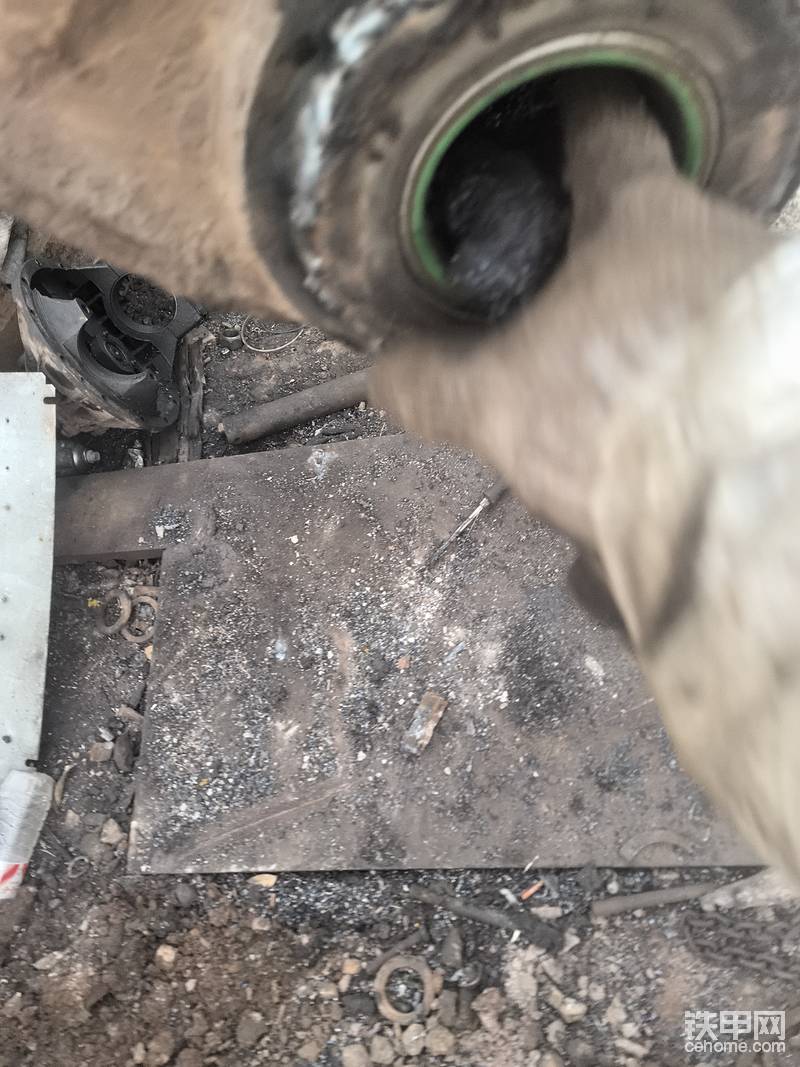 马拉头油封也必须安装到位，这个是保证挖机寿命的重要零件，