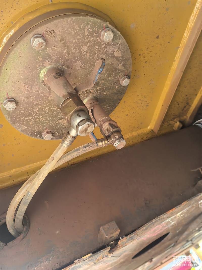 这个就是油箱里面的水，直接进滤芯里面进行沉淀，油箱里面随时都不可能有水沉淀